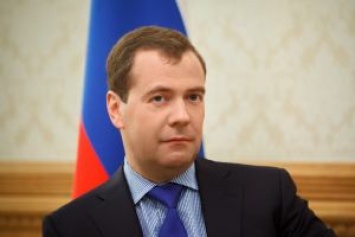 Медведев обещает следить, чтобы много не покупали
