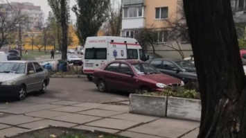 Неразделенная любовь: в Киеве 22-летняя девушка прыгнула из окна (видео)