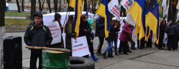 Возле областной прокуратуры протест: зачем днепряне вышли на митинг (ФОТОРЕПОРТАЖ)