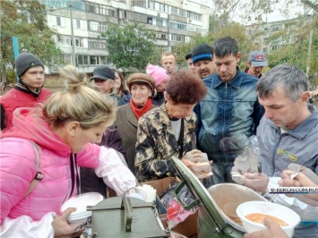 В Керчи продолжают раздавать горячие обеды нуждающимся