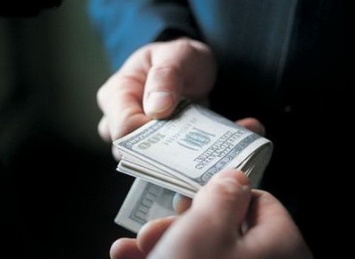 Полицейского в Запорожье задержали на взятке в 100 000 грн