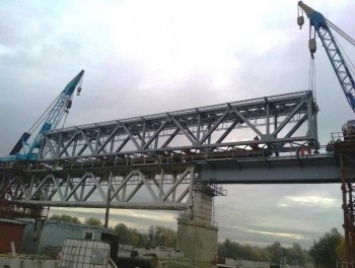 УЗ провела операцию по замене моста двумя кранами по самому высокому уровню сложности (фото)