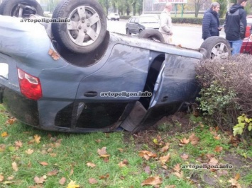 ВИДЕО ДТП на Днепропетровщине: в Каменском ВАЗ опрокинул Chevrolet +ФОТО