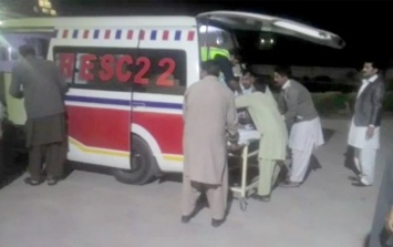В Пакистане пассажирский автобус упал с моста, погибли не менее 24 человек