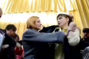 Глава Коцюбинского поселкового совета Ольга Матюшина травмировала женщину-депутата