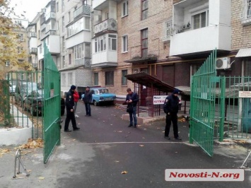 В центре Николаева трое пьяных молодчиков сломали ворота у своего дома