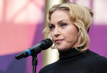 59-летняя Мадонна разочаровала фанатов неподвижным лицом-маской (ВИДЕО)