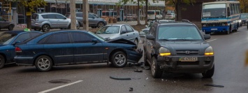 На улице Антоновича столкнулись Hyundai и Mazda: дорога полностью перекрыта