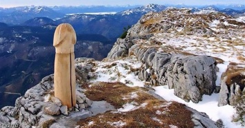 Огромный фаллос появился на горе в Австрии. Никто не знает, зачем и почему!