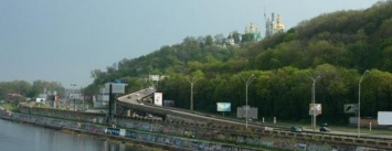 Опасные оползни: Днепровский склон возле Пешеходного моста укрепят опорами