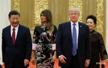 Мелания Трамп впечатлила эффектным платьем-кимоно