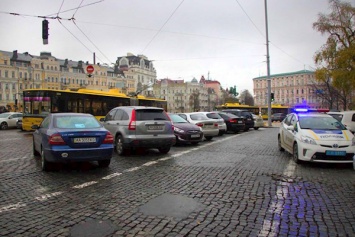 Киевлянка на Mercedes остановила движение троллейбусов