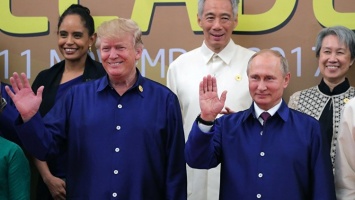 Рукопожатие и общение "на ногах": Путин и Трамп пообщались на саммите АТЭС