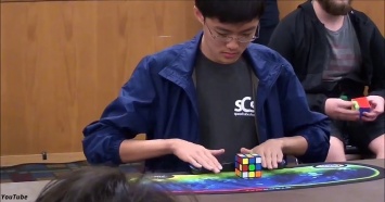 Смотрите, как этот парень собирает кубик Рубика за 4,5 секунды!