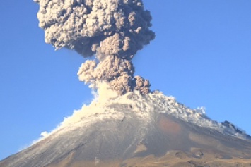 В Мексике проснувшийся вулкан Попокатепетль извергает столбы пепла