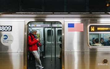 В метро Нью-Йорка спящего пассажира грубо выволокли из вагона