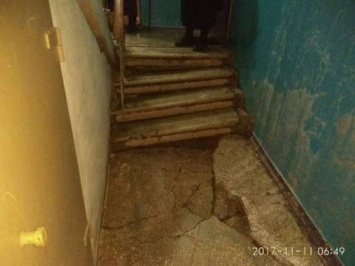 В Кривом Роге из-за порыва водопровода стал обрушаться жилой дом, эвакуировано 17 человек
