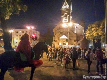 Одесситы прошлись по улицам города в карнавальном фонарном шествии
