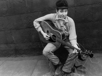 На аукционе в США продали гитару Боба Дилана почти за 400 000 долларов