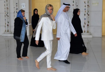 Брижит Макрон показала первой леди США, как нужно одеваться на Ближнем Востоке (ФОТО)