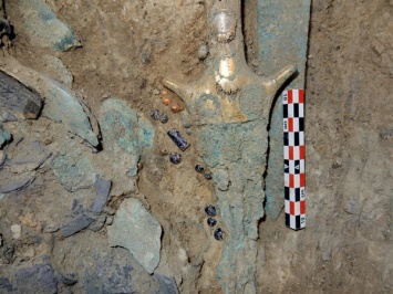 Во время раскопок в гробнице в Пилосе археологи наткнулись на редчайшую печать с изображением трех воинов