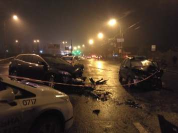 В Киеве водитель выехал на встречную и столкнулся с автомобилем, есть погибший