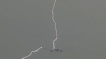 Молния "прошила" пассажирский самолет при взлете (видео)