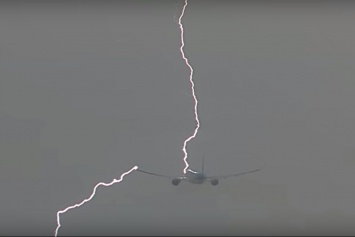 Молния попала в пассажирский самолет над Амстердамом