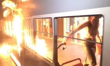 Femen подожгла бутафорный трамвай возле магазина Roshen: фото