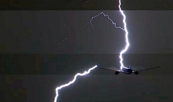 Что будет, если молния ударит в летящий пассажирский Боинг: видео