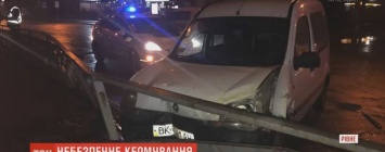 В Ровно пьяная автоледи врезалась в маршрутку и протаранила забор