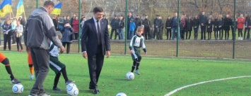 Самой большой школе Мариуполя подарили футбольное поле (ФОТОРЕПОРТАЖ)