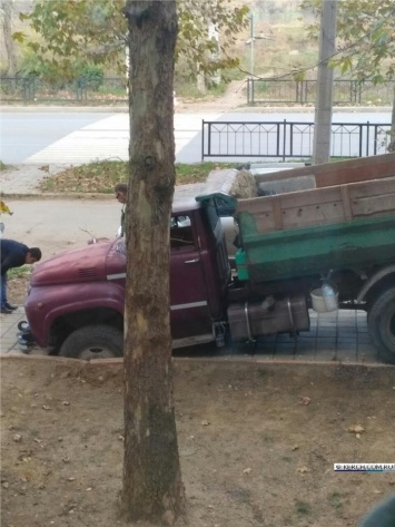 В Керчи грузовик провалился под землю