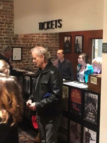 Звезда Голливуда Билл Мюррей подарил людям в очереди билеты на концерт