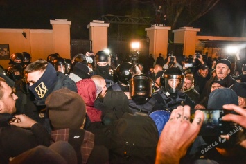 Украинские активисты пытались сделать свободным вход в Летний театр: закончилось драками и камнями (фоторепортаж)