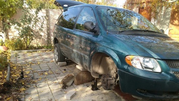 В Крыму автомобиль сорвался с домкрата и придавил владельца