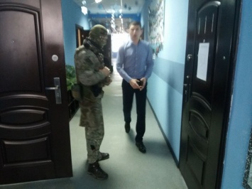 Силовики взломали дверь офиса IT-компании, связанной с Марченко (Фото)