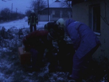 Луганские спасатели вынесли мужчину из пожара в заброшенном доме на Банковой (Фото)