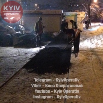 "У нас план". В Киеве коммунальщики уложили асфальт прямо в снег. Фото