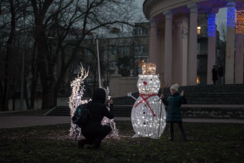 В ожидании Нового Года: днепряне побывали на открытии елки в парке Шевченко