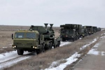 Противостояние в аннексированном Крыму: Местные жители бросаются под военную технику
