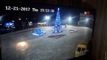В райцентре Одесской области главную городскую елку взяли под видеонаблюдение - чтобы защитить от вандалов