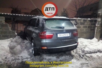 Под Киевом пьяная женщина на BMW устроила ДТП и сбежала
