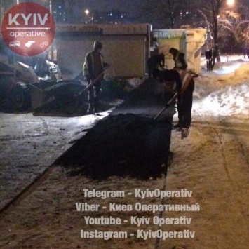 И так сойдет: в Киеве асфальт укладывали прямо на снег