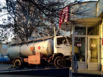 В Одессе бензовоз протаранил четыре машины и въехал в магазин