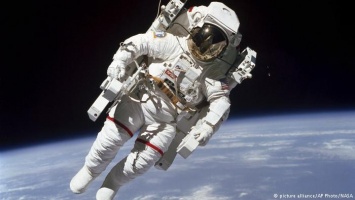 Умер астронавт, первым вышедший автономно в открытый космос