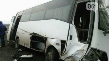Автобус "Запорожье-Днепр" на встречной столкнулся с легковушкой