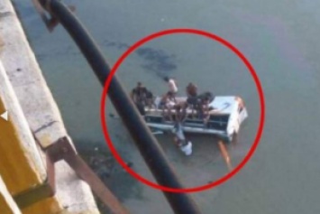 В Индии пассажирский автобус упал в реку: много погибших и раненых