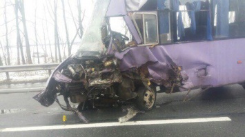 "Жигули" и рейсовый автобус столкнулись на автодороге "Киев-Чоп": пять человек в больнице (ФОТО)
