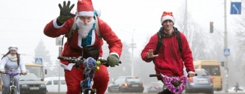 По центру Одессы на велосипедах промчали Деды Морозы (ФОТО)